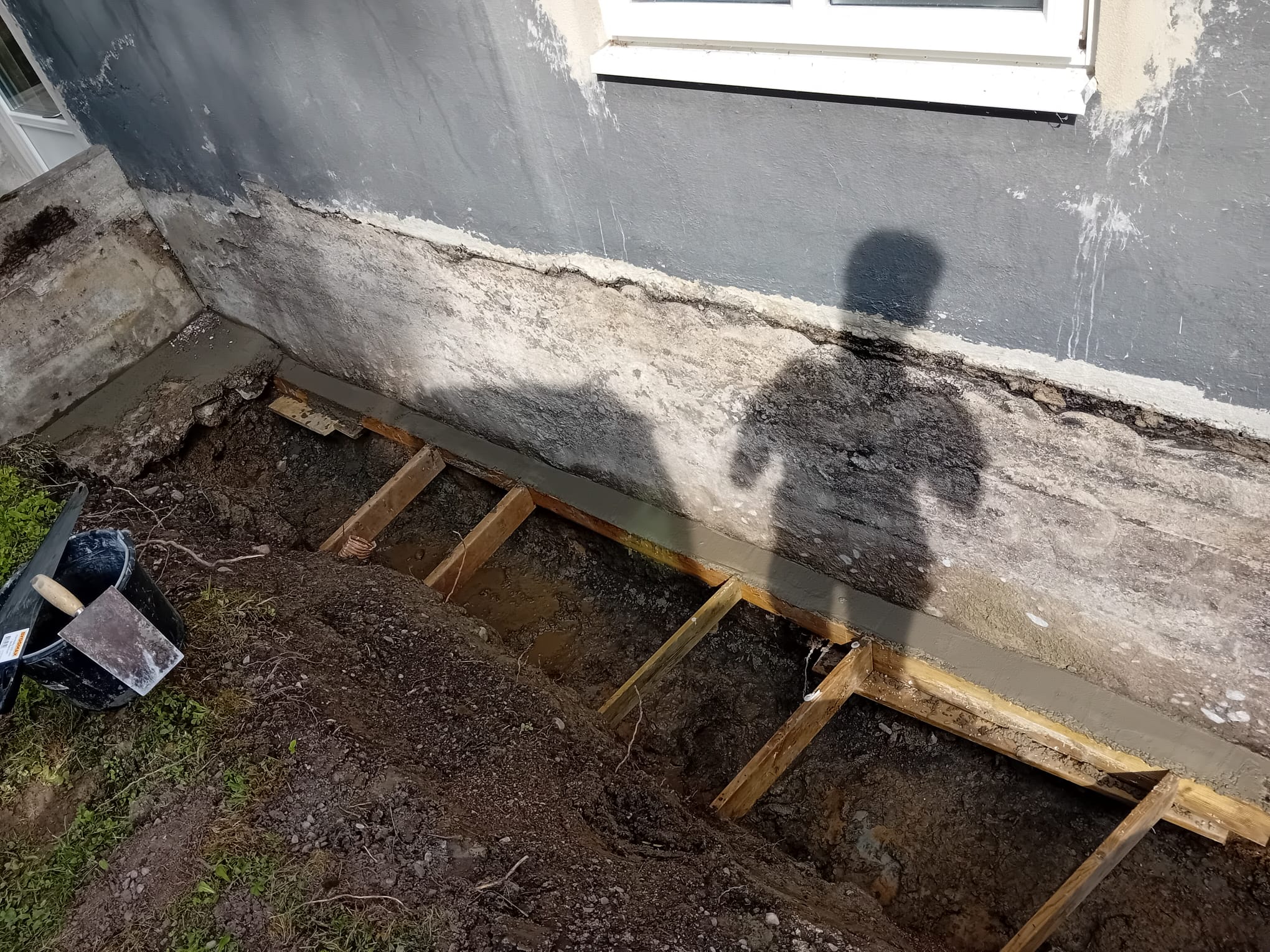Formsättning och gjutning av sula vid grundmuren
