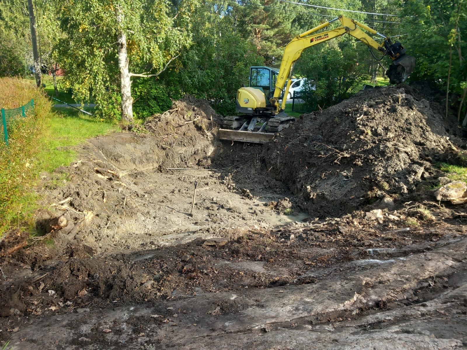 Grovschaktning ner till berg för husgrund med Vikkula-grävmaskin
