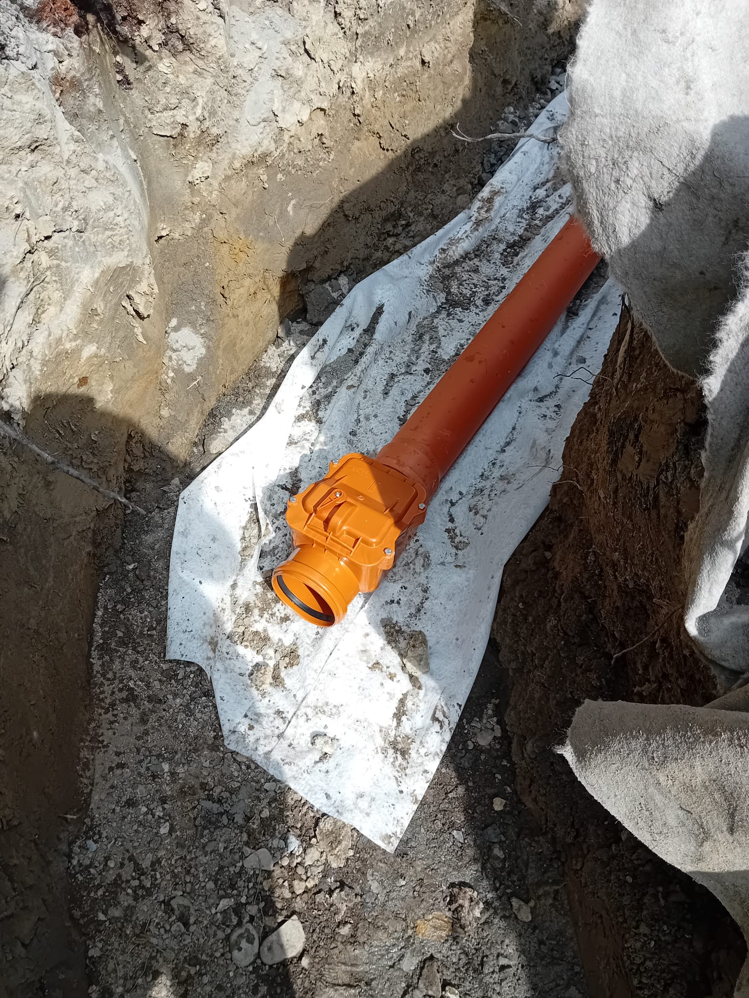 Dräneringsrör med backventil på fiberduk